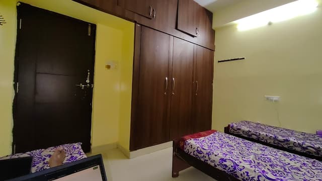 Laksh Triveni Executive Hostel For Men