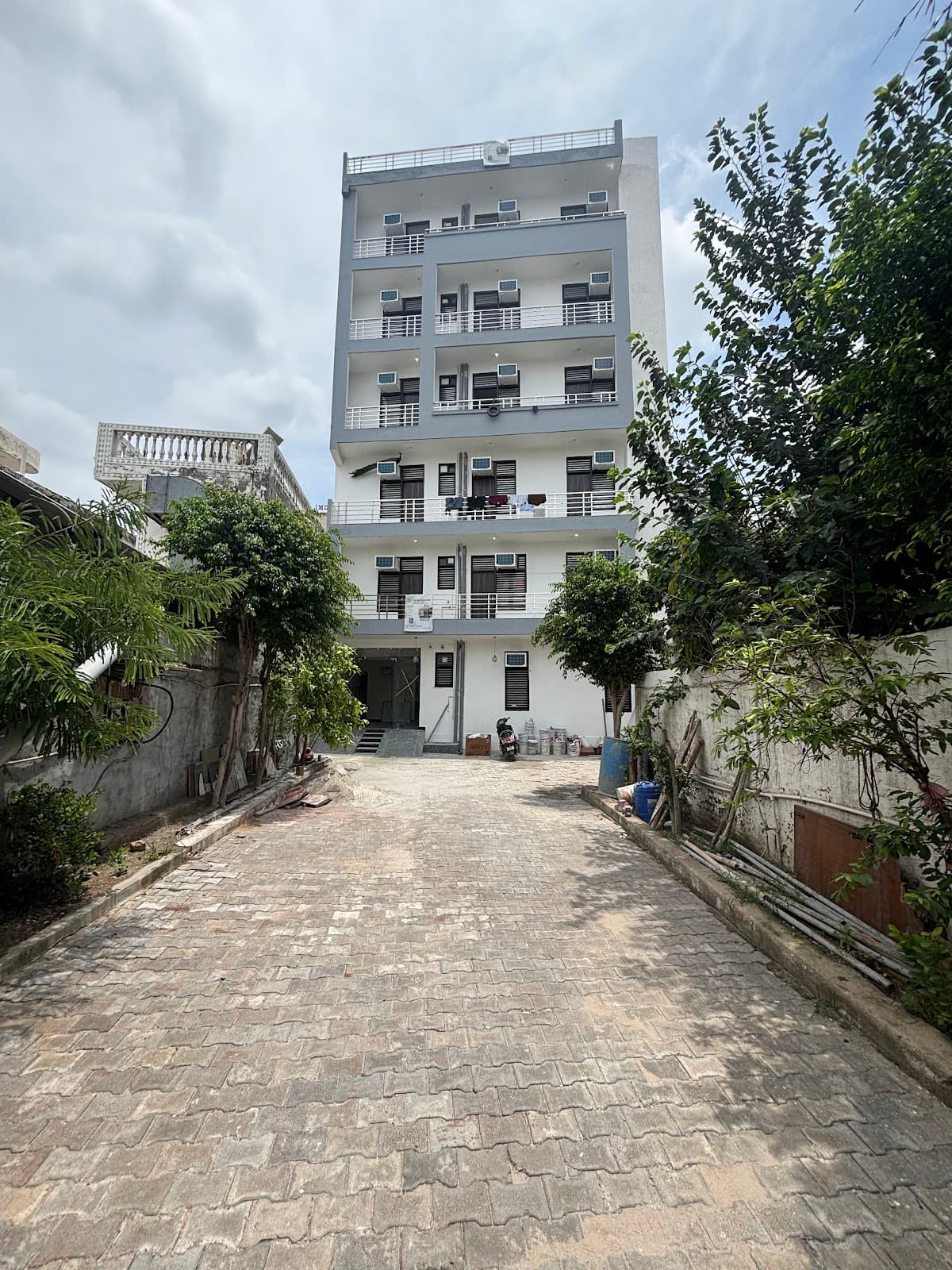 The grandeur living