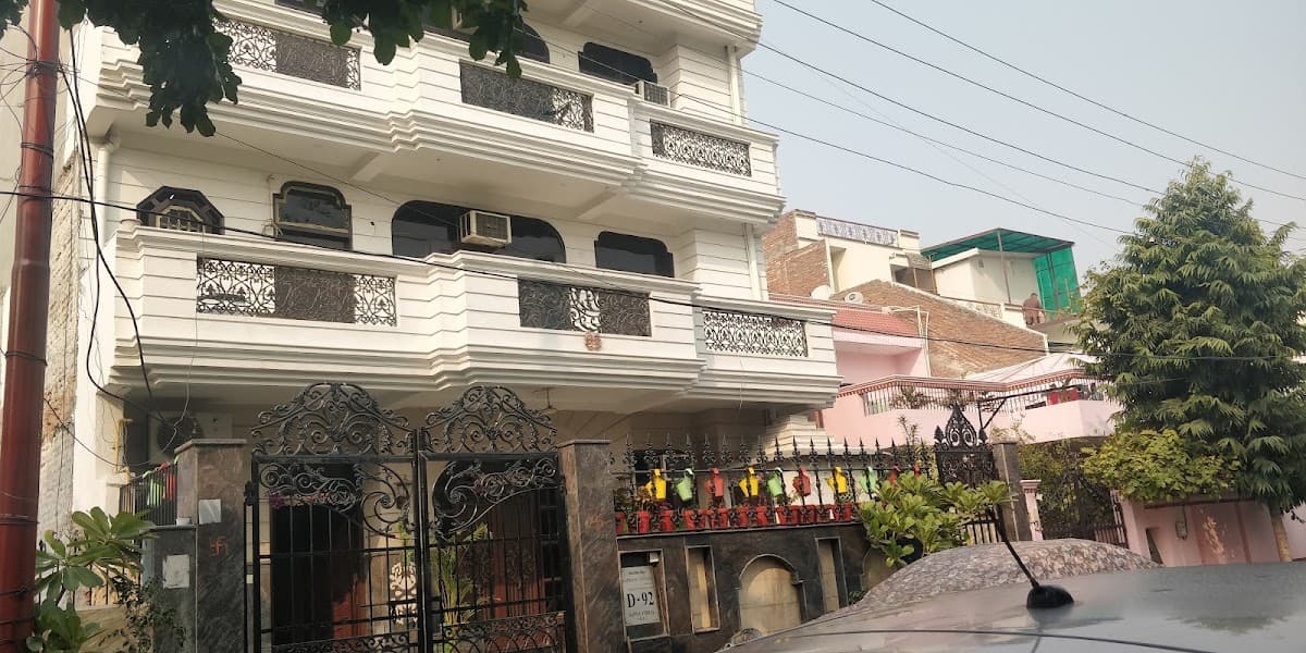 HomeLike Girls PG Noida @ sector 55