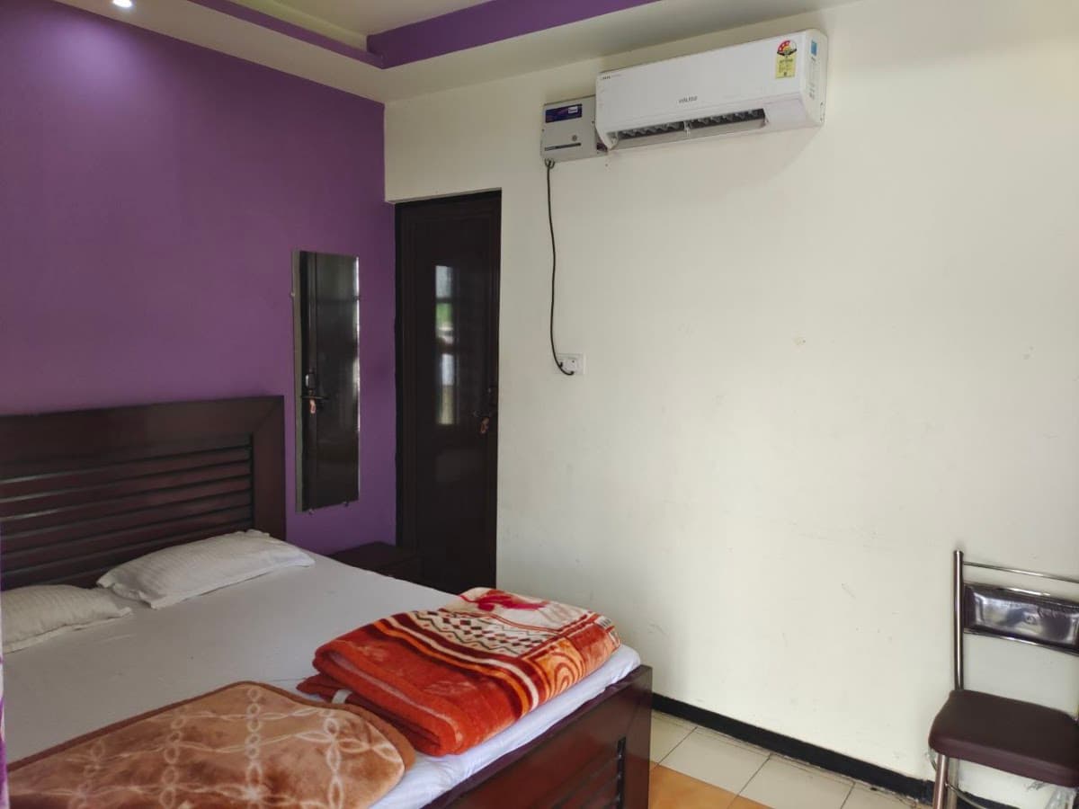 Sant Villa Men's PG & Hostel