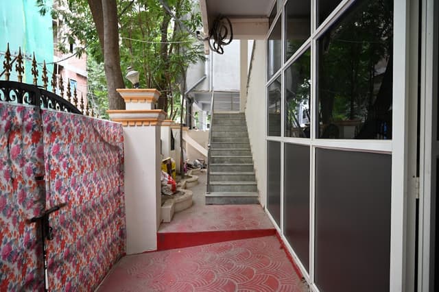 Gayatri Hospitalities Deluxe Women's PG