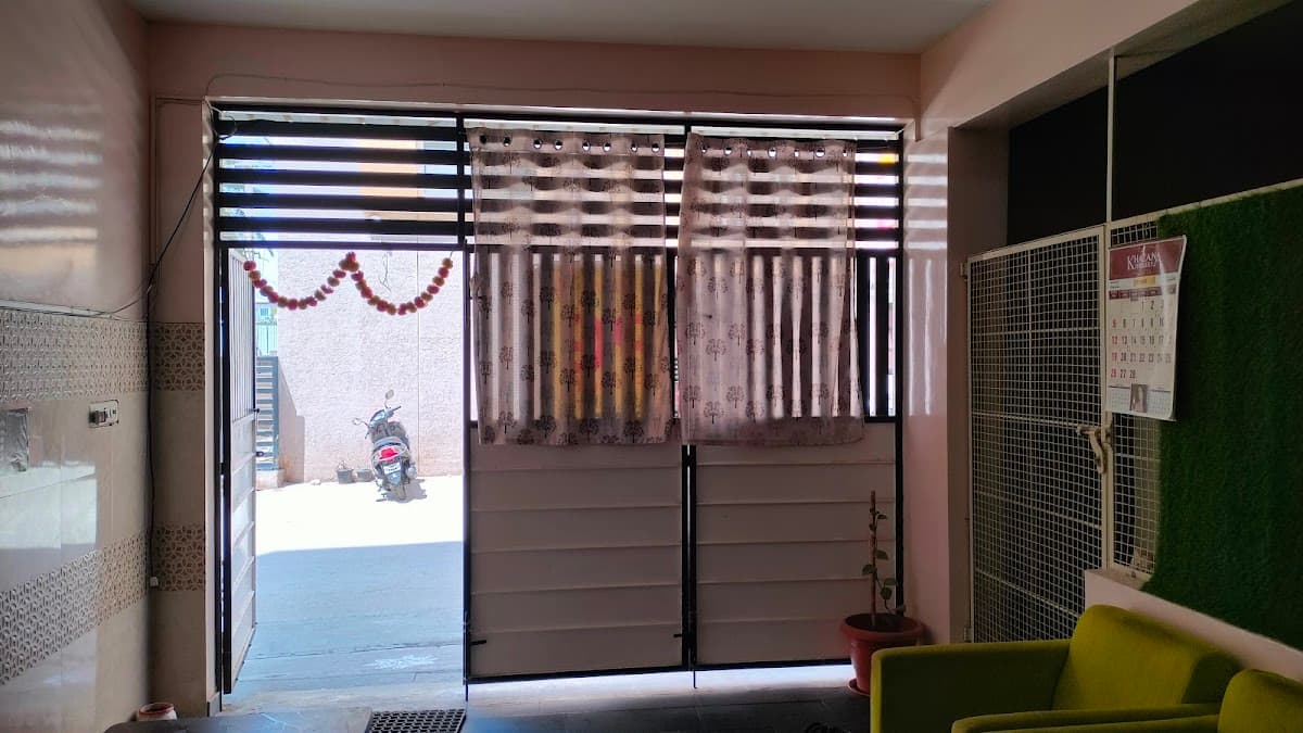 Dhanvi Luxury PG