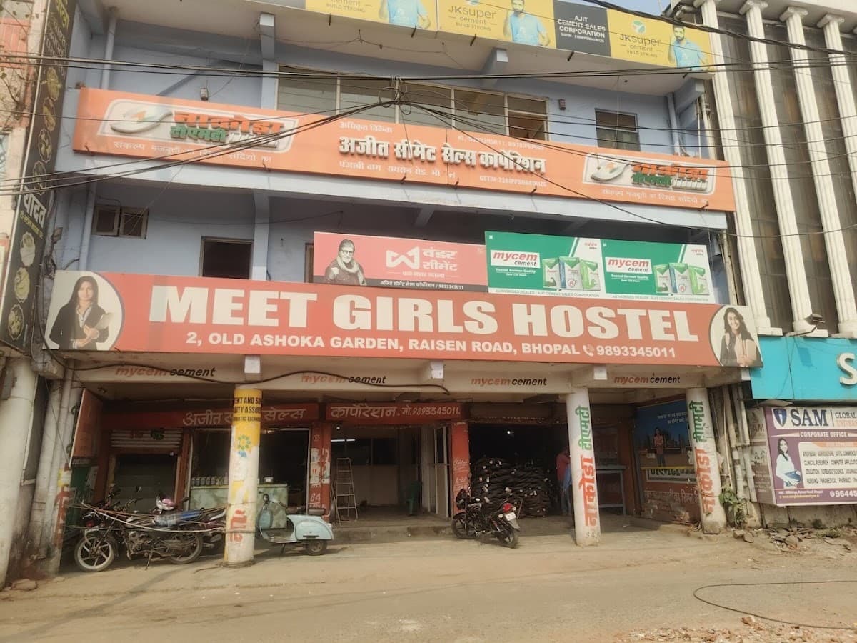 Meet Girls Hostel
