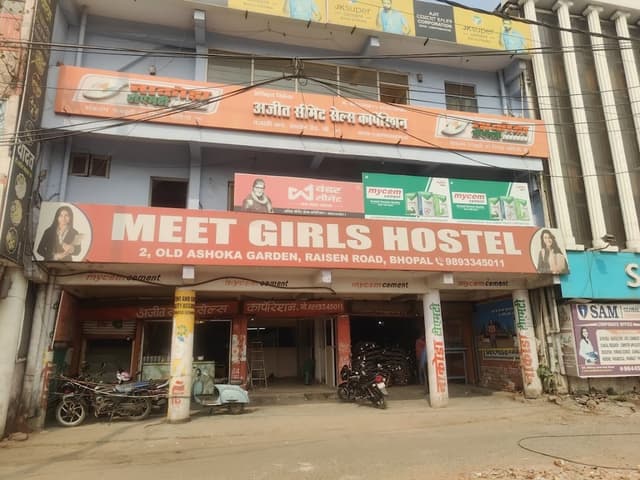 Meet Girls Hostel