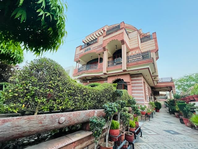 OM SHANTI Villa Girls Pg