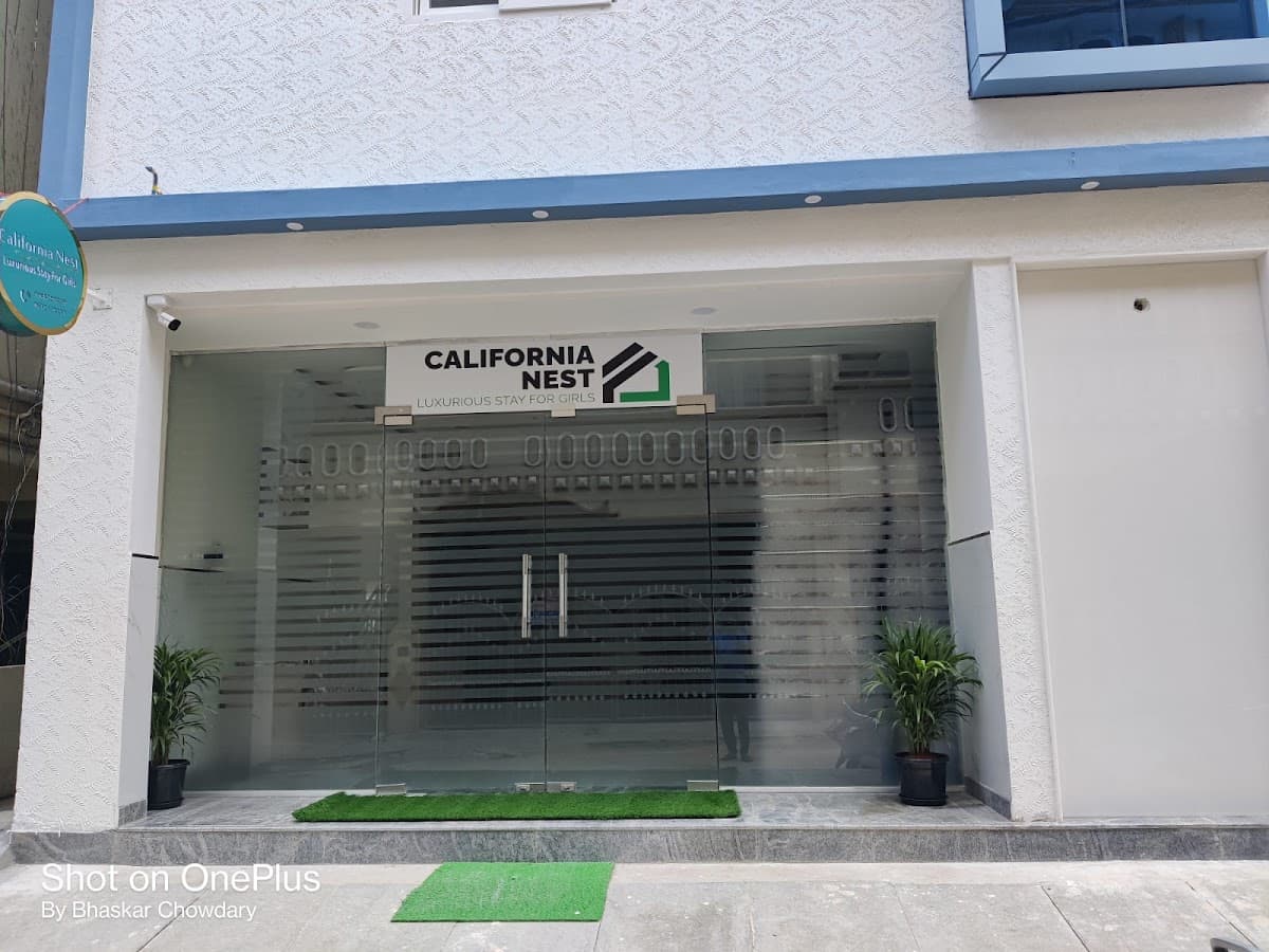 CALIFORNIA NEST LUXURIOUS STAY FOR GIRLS