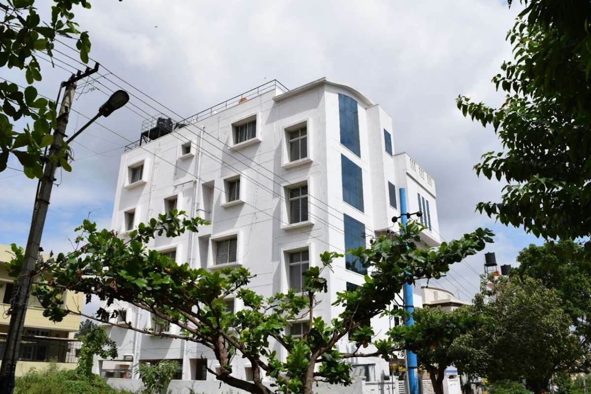 USHA LUXURIOUS CO-LIVING ACCOMODATION FOR WOMEN (LADIES PG)