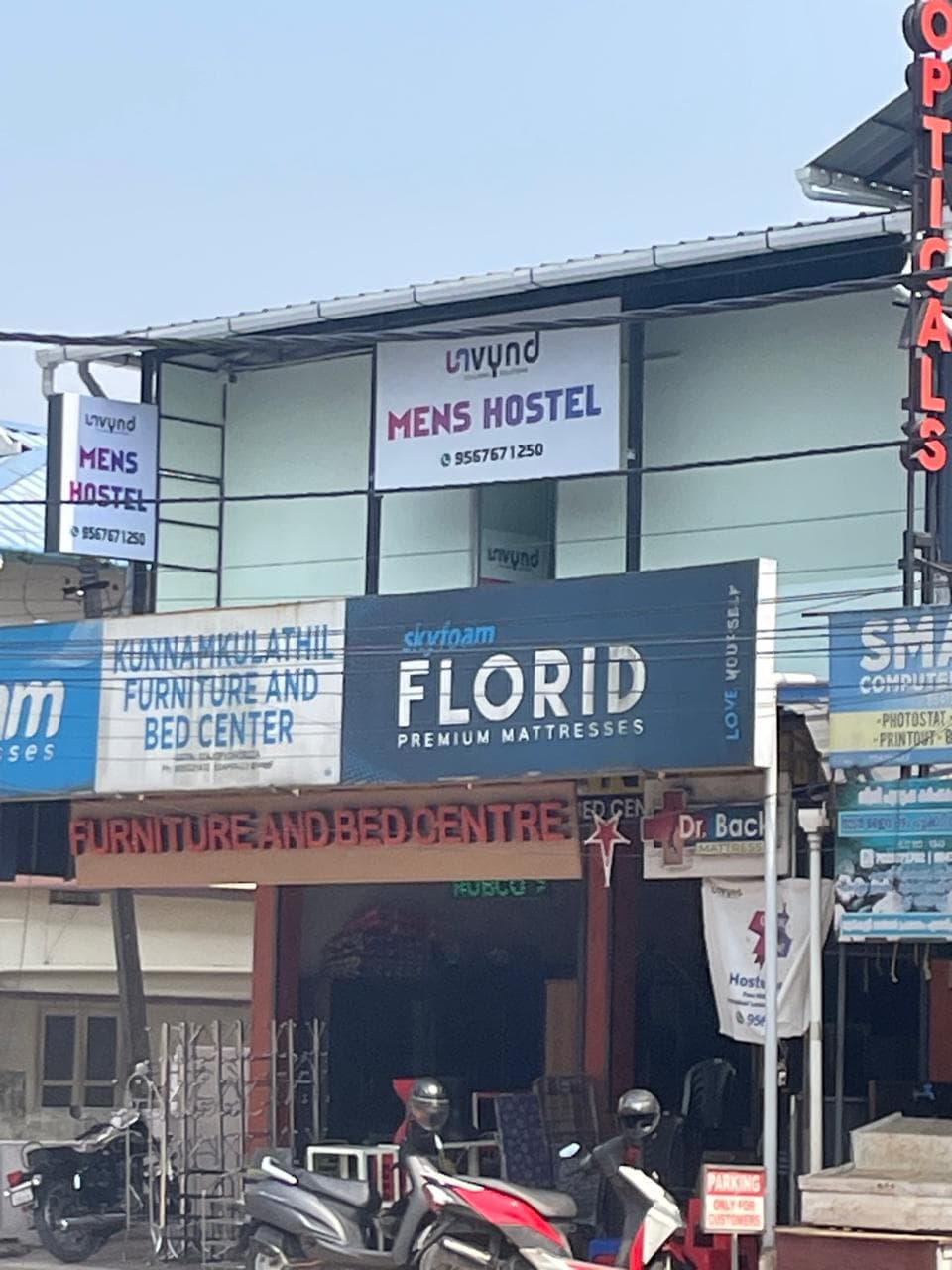 UNVYND Hostel for Men