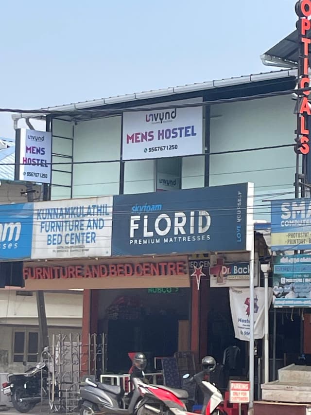 UNVYND Hostel for Men