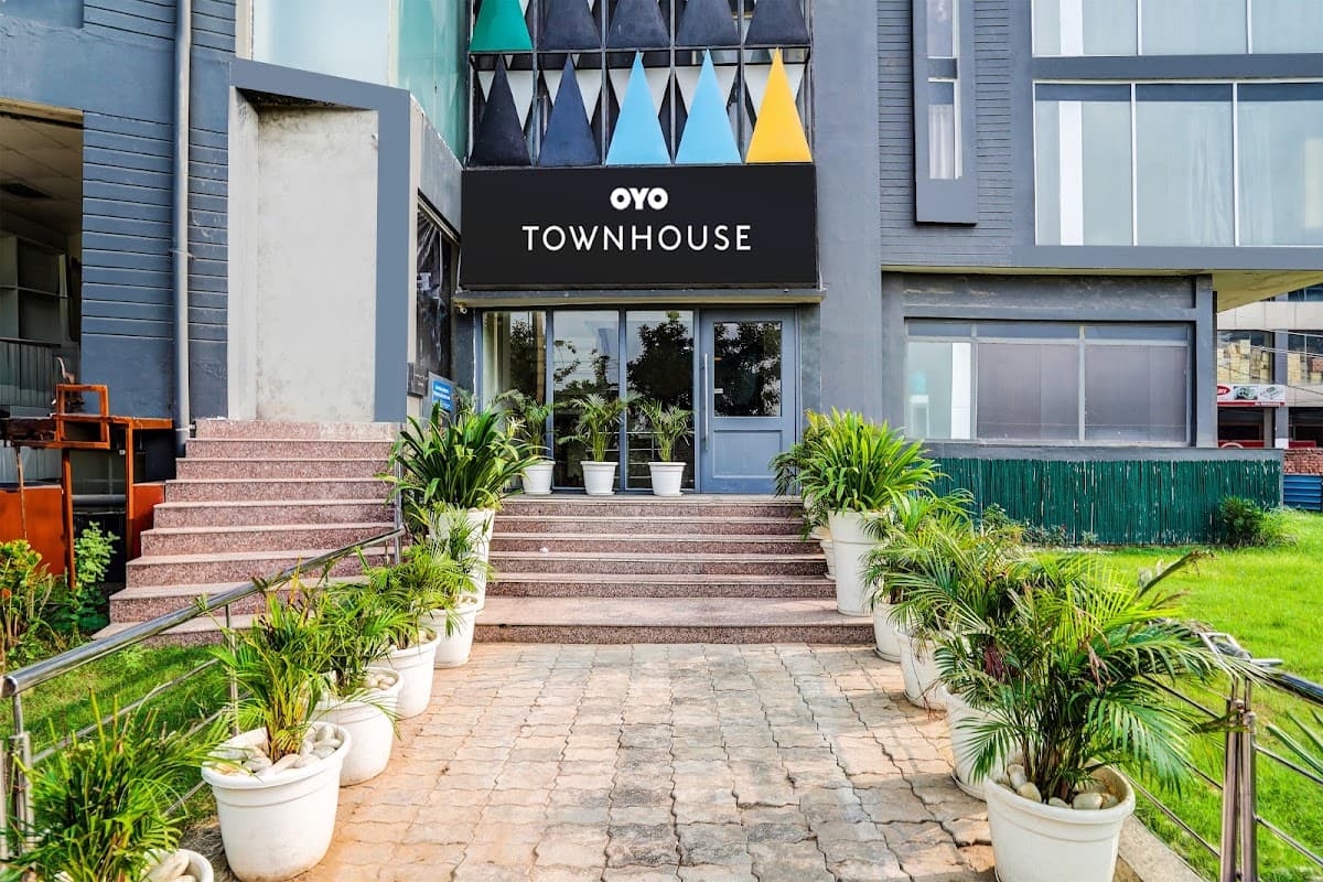 SUPER TOWNHOUSE SECTOR 64 NEAR WORLDMARK GURUGRAM FORMERLY VERO