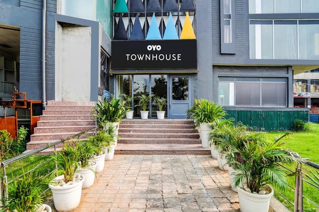 SUPER TOWNHOUSE SECTOR 64 NEAR WORLDMARK GURUGRAM FORMERLY VERO