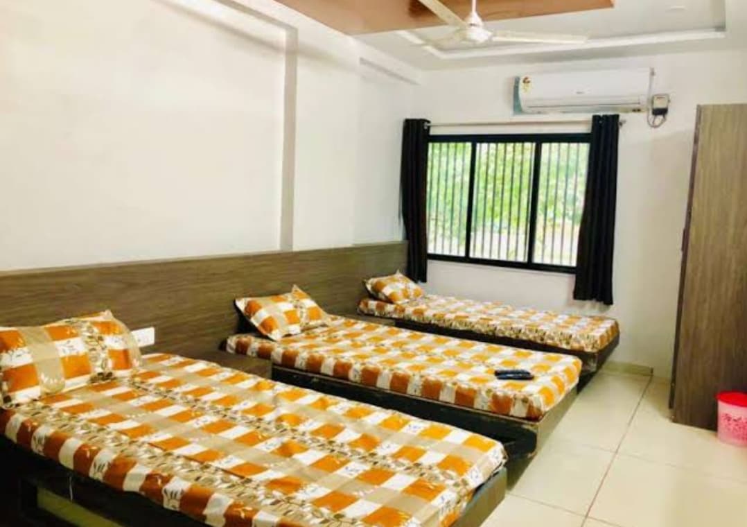 Reyaansh living pg for gents