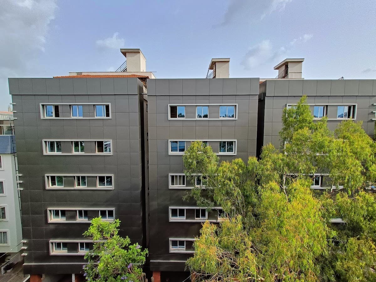 URBAN LIVING PG