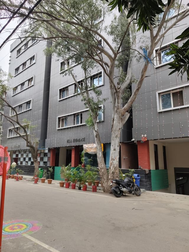 URBAN LIVING PG
