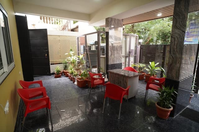 Agarwals Silver Nest - Best Paying Guest for Girls (PG / Hostel) Near Mount Carmel College