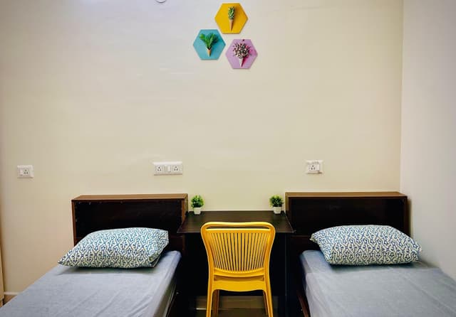 Cozy Rooms Men's Premium PG