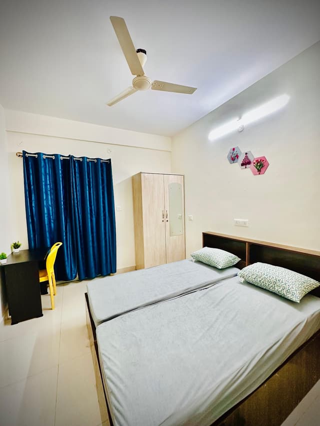 Cozy Rooms Men's Premium PG