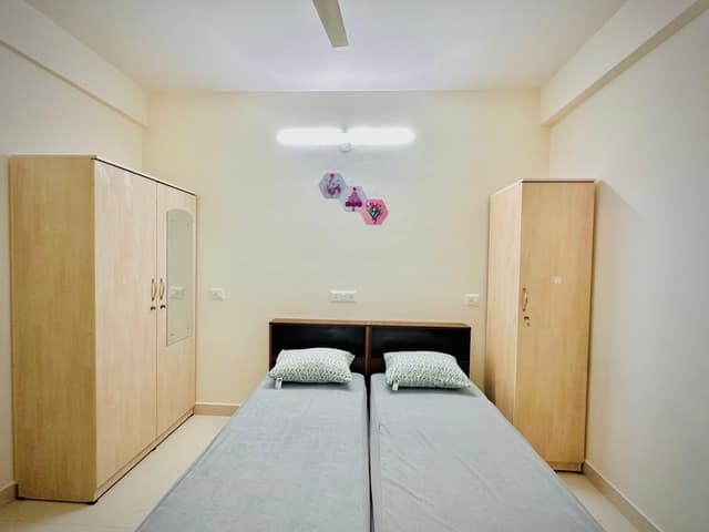 Cozy Rooms Men's Premium PG
