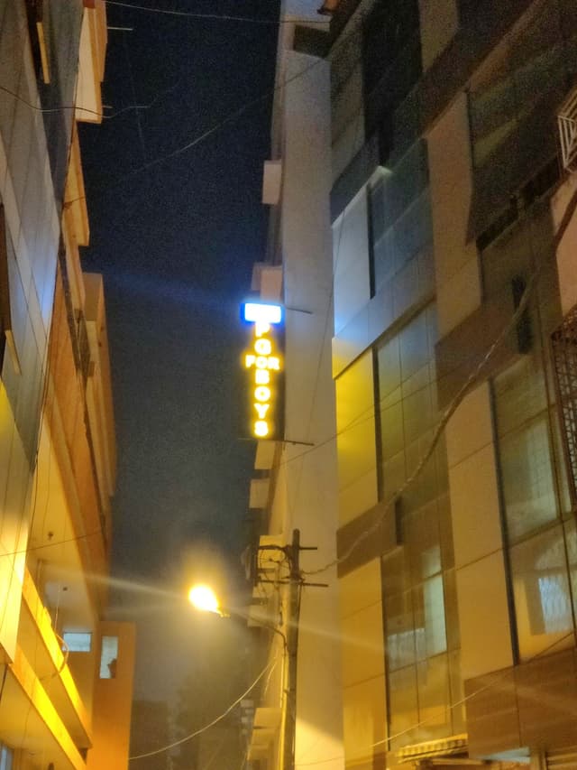 Nest Stay Home - Luxury PG for Boys in Kalasipalya, Bangalore