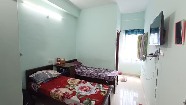 Eshwar Grand Men's PG