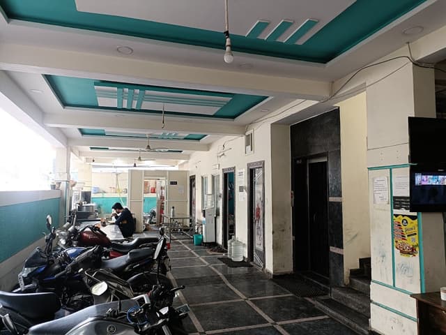 Eshwar Grand Men's PG