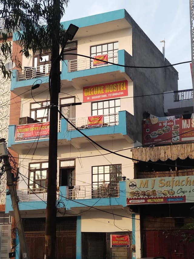 DELUXE BOYS HOSTEL & PG