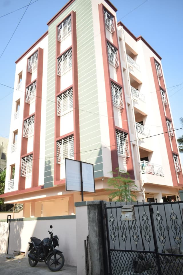 Spring Leaves - Luxury PG