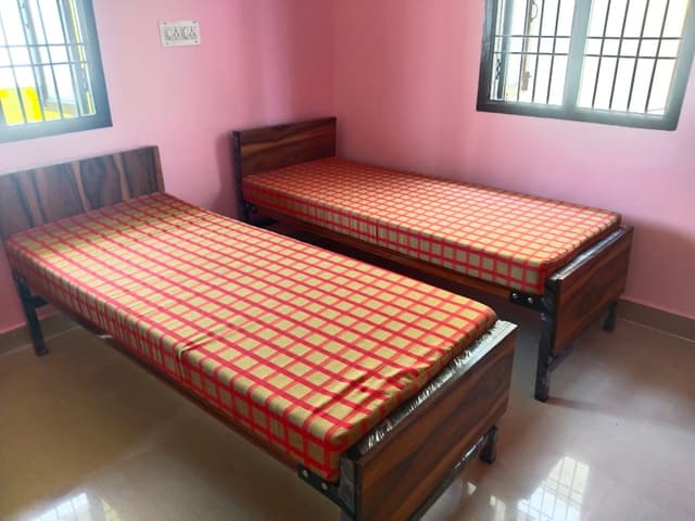 QUEEN'S PALACE PG FOR GIRLS NEAR FINE ARTS AND JSS COLLEGE