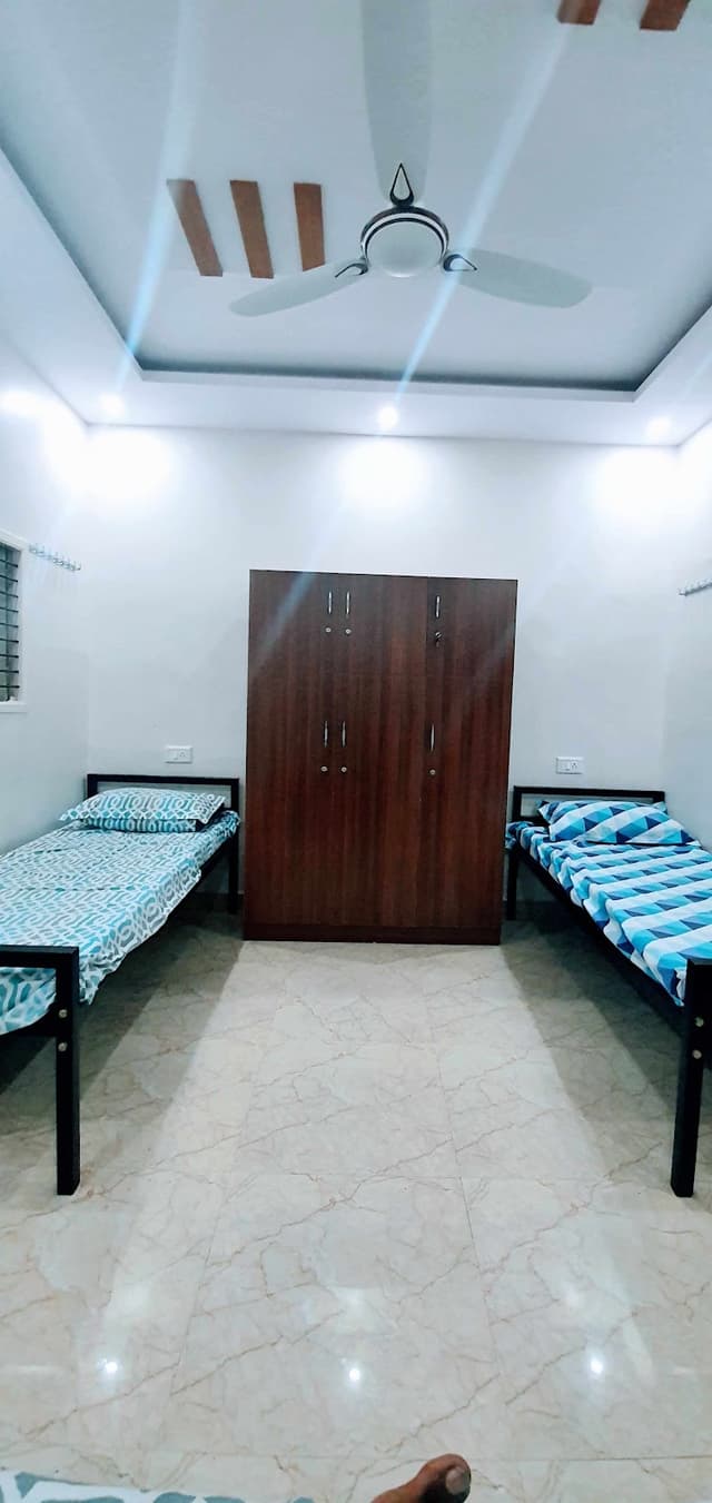 The Beehive Hostel Luxury mens PG