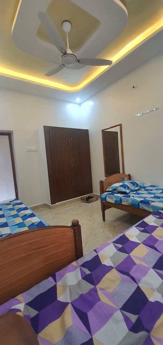 The Beehive Hostel Luxury mens PG